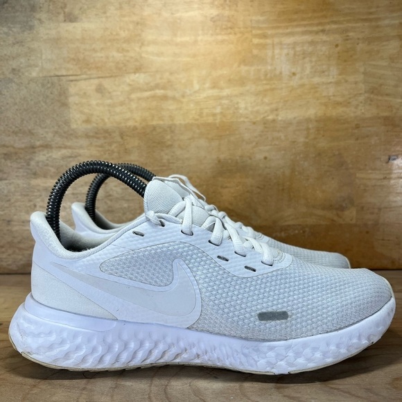 Nike Revolution 5 REFLECTIVE Womens SZ 7 Running Shoes Sneakers White BQ3207-104 - Picture 1 of 8